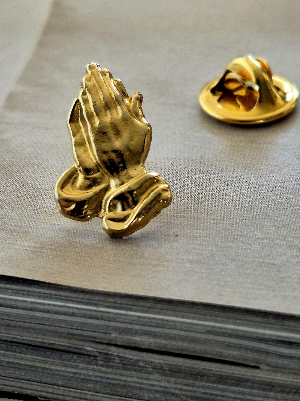 Gold Praying Hands Lapel Pin Religion Catholic Prayer First Communion Christian